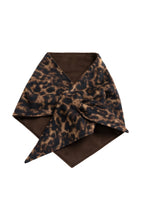 Load image into Gallery viewer, YAYA - Wendbarer dreieckiger Schal mit Leopardenmuster in Cocoa Brown Dessin