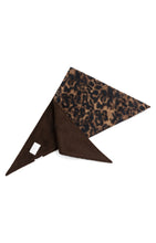 Load image into Gallery viewer, YAYA - Wendbarer dreieckiger Schal mit Leopardenmuster in Cocoa Brown Dessin