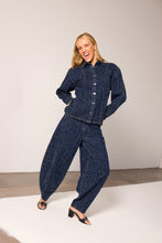 Lade das Bild in den Galerie-Viewer, ICHI - Barrel Jeans Salia in Dark Blue Broken Denim
