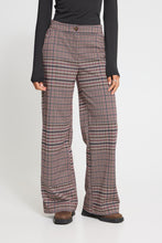 Load image into Gallery viewer, ICHI - Hose Kate in Big Check Red