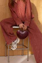 Lade das Bild in den Galerie-Viewer, My Jewellery - Burgunderrote Herz-Umhängetasche in Kroko-Optik