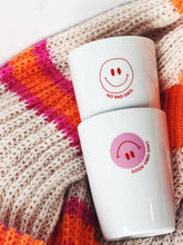 Lade das Bild in den Galerie-Viewer, Goldscherben - Becher Tasse  I  Good Vibes Only Black