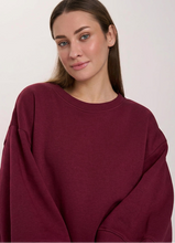 Lade das Bild in den Galerie-Viewer, 24COLOURS - Sweatshirt mit voluminösen Ärmeln in bordeaux