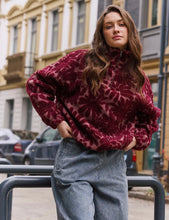 Lade das Bild in den Galerie-Viewer, 24colours - Fleece Sweatjacke mit Blumenmuster in Bordeaux