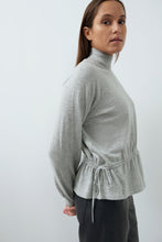 Load image into Gallery viewer, YAYA - Feinstrick Pullover mit Stehkragen und Taillenkordel in Medium Grey Melange