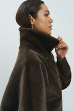 Load image into Gallery viewer, YAYA - Oversize-Wendejacke aus Fellimitat in Delicioso Brown
