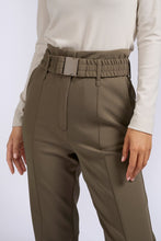 Load image into Gallery viewer, YAYA - gewebte Hose mit hohen Bund und Gürtel Falcon Brown