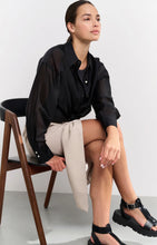 Lade das Bild in den Galerie-Viewer, YAYA - Bluse mit verdeckter Knopfleiste Phantom Black