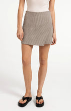 Load image into Gallery viewer, YAYA - Karierter Skort in Wickeloptik in Beige Dessin