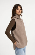 Load image into Gallery viewer, YAYA - Karierter Spenzer / Pullunder aus Wollmischung in Otter Brown Dessin