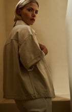 Lade das Bild in den Galerie-Viewer, YAYA - Denimjacke mit kurzen Ärmel in Desert Beige