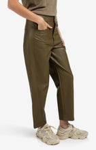 Load image into Gallery viewer, YAYA - Hose aus Lederimitat Capers Brownish Green