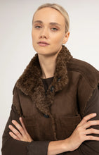 Lade das Bild in den Galerie-Viewer, YAYA - Wende Weste mit Lammfellimitat und Corddetails in Cocoa Brown
