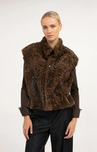 Lade das Bild in den Galerie-Viewer, YAYA - Wende Weste mit Lammfellimitat und Corddetails in Cocoa Brown