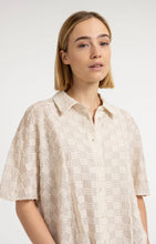 Load image into Gallery viewer, YAYA - Jacquard-Bluse mit kurzen weiten Ärmeln in Beige