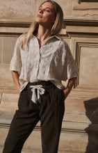 Load image into Gallery viewer, YAYA - Jacquard-Bluse mit kurzen weiten Ärmeln in Beige