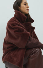 Load image into Gallery viewer, YAYA - Oversize-Wendejacke aus Fellimitat in Bitter Chocolate Red