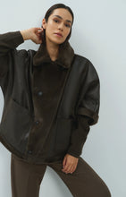 Load image into Gallery viewer, YAYA - Oversize-Wendejacke aus Fellimitat in Delicioso Brown