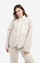 Lade das Bild in den Galerie-Viewer, YAYA - Teddy Wendejacke mit Tasche in Heather Grey