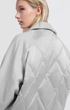 Load image into Gallery viewer, YAYA - Kurze Jacke mit glänzenden Steppdetails