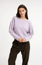 Lade das Bild in den Galerie-Viewer, YAYA -Pullover mit V-Ausschnitt und Knoten auf der Rückseite in Iris Purzle