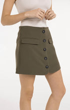 Load image into Gallery viewer, YAYA - Skorts aus Webstoff mit Taschen und Knöpfen in Army green