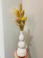 Lade das Bild in den Galerie-Viewer, Trockenblumen mit  großer weißer Vase
