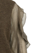 Load image into Gallery viewer, YAYA - Pullover mit Rüschenärmeln in Slate Black Brown
