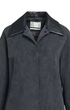 Load image into Gallery viewer, YAYA -  Langmantel aus Velourslederimitat mit abnehmbarem Kragen in Hole Black
