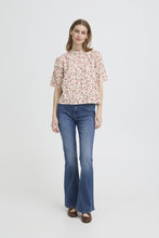 Lade das Bild in den Galerie-Viewer, ICHI - Bluse Qwina in teaberry small flower
