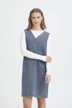 Lade das Bild in den Galerie-Viewer, ICHI - Jeans Kleid Hiramo in medium denim Blue
