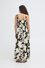 Lade das Bild in den Galerie-Viewer, ICHI - Kleid Hemma in black white flower
