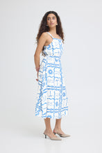 Load image into Gallery viewer, ICHI - Kleid Firisa in blue tile print
