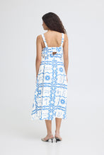 Load image into Gallery viewer, ICHI - Kleid Firisa in blue tile print
