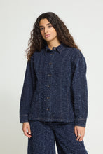 Lade das Bild in den Galerie-Viewer, ICHI  - Jeans Bluse Salia in Dark Blue Broken Denim
