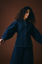 Lade das Bild in den Galerie-Viewer, ICHI  - Jeans Bluse Salia in Dark Blue Broken Denim
