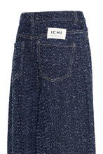 Lade das Bild in den Galerie-Viewer, ICHI - Barrel Jeans Salia in Dark Blue Broken Denim

