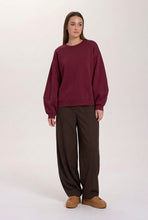 Lade das Bild in den Galerie-Viewer, 24COLOURS -  Sweatshirt mit voluminösen Ärmeln in bordeaux
