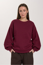 Lade das Bild in den Galerie-Viewer, 24COLOURS -  Sweatshirt mit voluminösen Ärmeln in bordeaux
