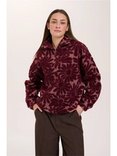 Lade das Bild in den Galerie-Viewer, 24colours - Fleece Sweatjacke mit Blumenmuster in Bordeaux
