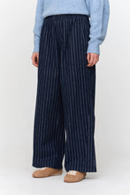 Lade das Bild in den Galerie-Viewer, 24colors - Hose aus Wollstoff dunkelblau Nadelstreifen
