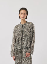 Lade das Bild in den Galerie-Viewer, Wiya - Bluse Schlangen Print
