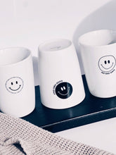 Load image into Gallery viewer, Goldscherben - Becher Tasse Smiley I Fun Frühling Bunt Smile Happy: No Bad Days Rot
