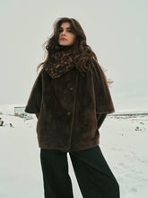 Load image into Gallery viewer, YAYA - Oversize-Wendejacke aus Fellimitat in Delicioso Brown
