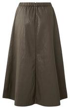 Lade das Bild in den Galerie-Viewer, YAYA -  Midirock aus Lederimitat mit Taschen in Dark Taupe Grey
