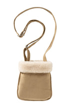 Lade das Bild in den Galerie-Viewer, YAYA - Schultertasche in Lammfelloptik Light camel

