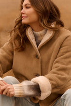 Lade das Bild in den Galerie-Viewer, YAYA - Oversize Mantel in Lammfelloptik in Light Camel
