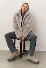 Lade das Bild in den Galerie-Viewer, YAYA - Jacke aus Fellimitat light grey
