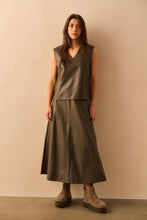 Lade das Bild in den Galerie-Viewer, YAYA -  Midirock aus Lederimitat mit Taschen in Dark Taupe Grey
