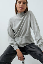 Load image into Gallery viewer, YAYA - Feinstrick Pullover mit Stehkragen und Taillenkordel in Medium Grey Melange
